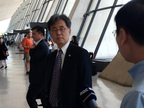 미국을 방문한 김현종 청와대 국가안보실 2차장이 13일(현지시간) 워싱턴DC 인근 덜레스공항에서 취재진과 인터뷰하고 있다. 연합뉴스